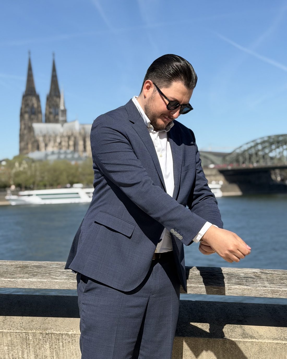 Umutcan Yildirim am Rhein, im Hintergrund der Kölner Dom